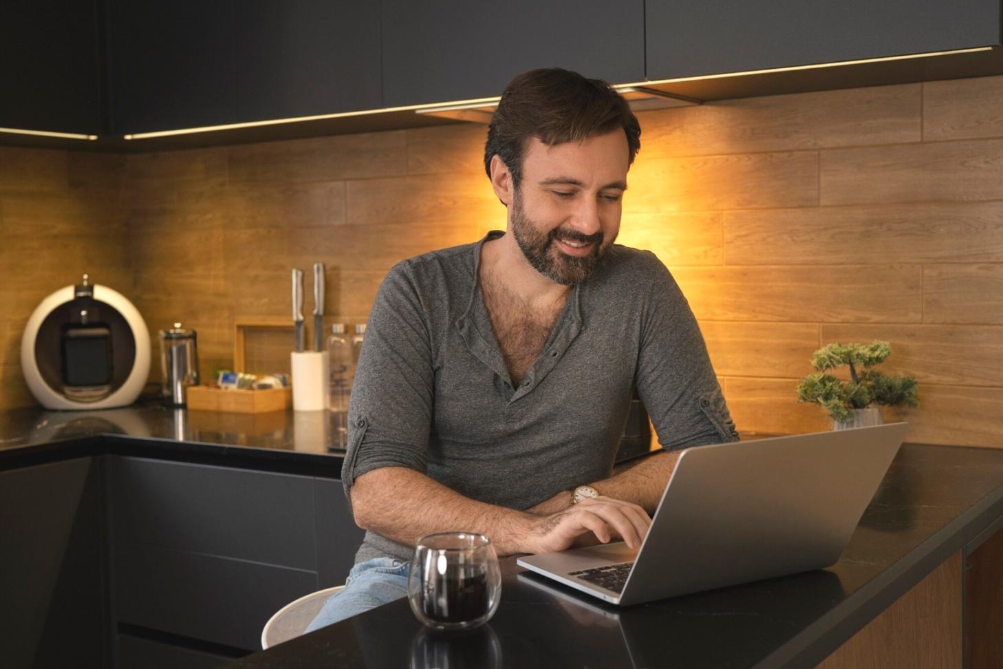 Studenten bei der Analyse von Finanzcharts